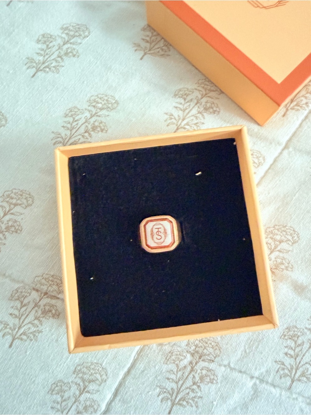 The tortured poets department signet ring, Taylor Swift